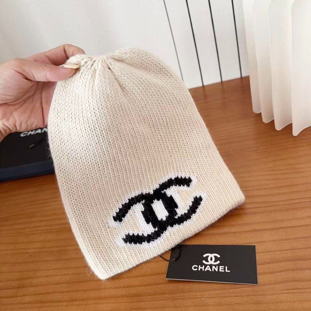 Chanel CC Logo Cashmere Knit Beanie - Picture 4 of 6